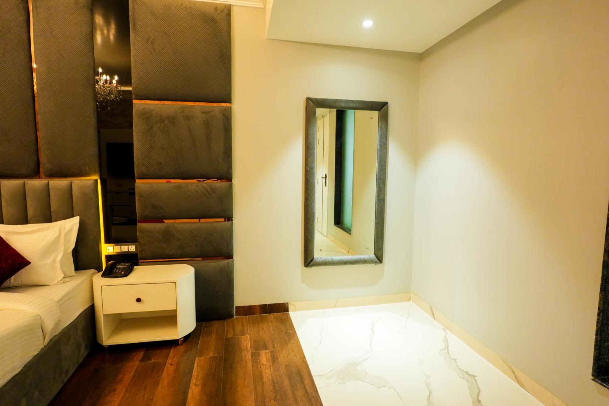 Gajraula Hotel Adsan Heights מראה חיצוני תמונה