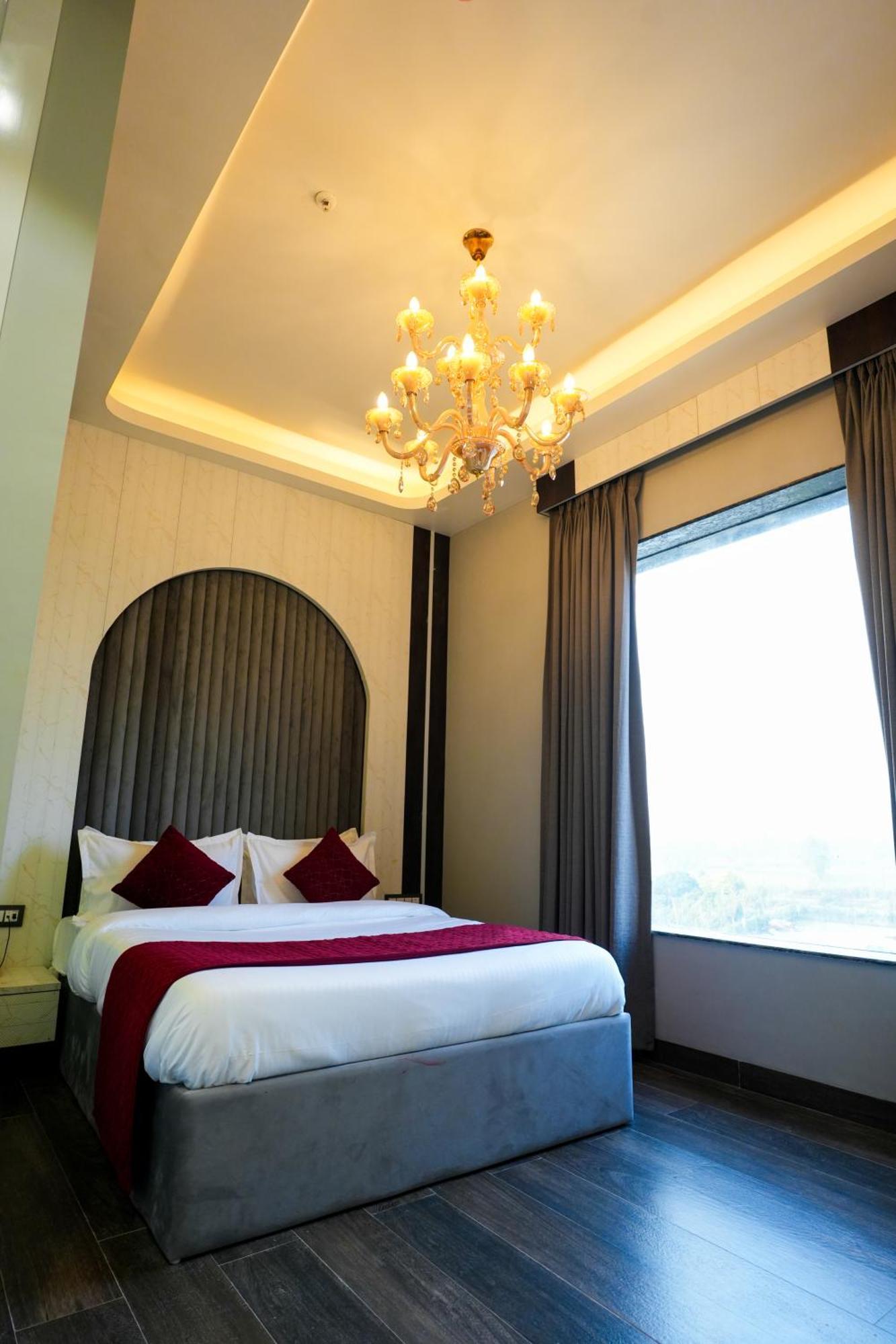 Gajraula Hotel Adsan Heights מראה חיצוני תמונה